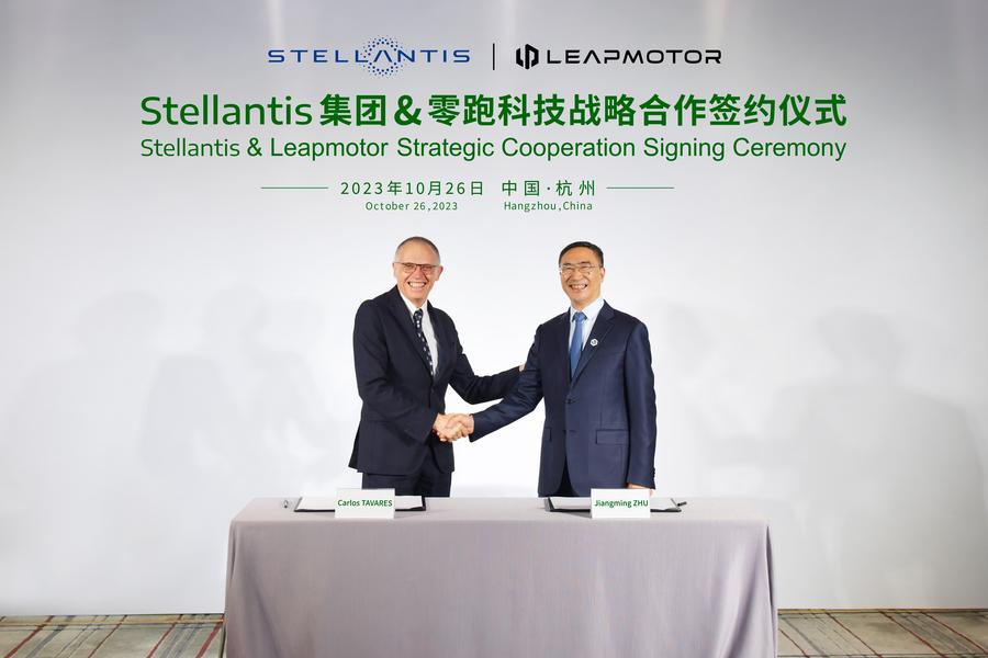 Carlos Tavares, CEO al Stellantis, și Zhu Jiangming, CEO al Leapmotor. Sursă foto: stellantis.com Competitor pentru Dacia Spring » Un gigant din industria auto și-a dat mâna cu chinezii