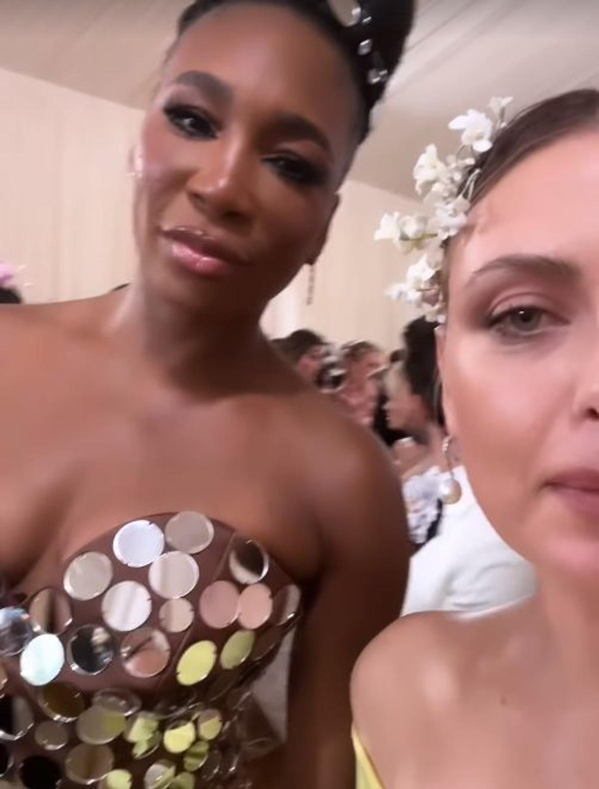 Rochia Serenei Williams a aruncat în aer Met Gala! Sharapova a scos telefonul: „Unde e?”