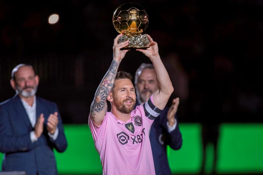Leo Messi, prezentând fanilor lui Inter Miami, al optulea Balon de Aur câștigat / Foto: Imago Atac brutal asupra lui Leo Messi: „A fost modificat genetic cu steroizi încă de tânăr!”
