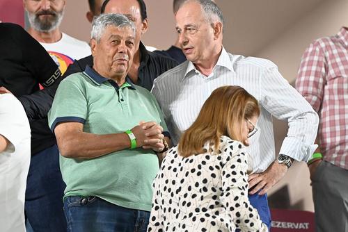 Mircea Lucescu, în verde, în tribunele arenei din Giulești // foto: Imago Images