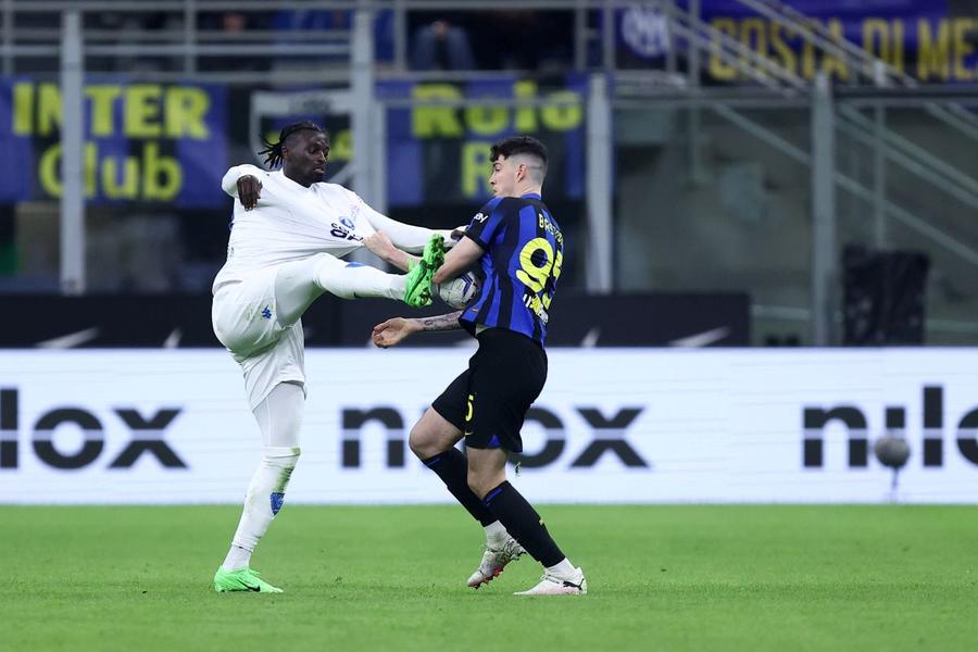 M'baye Niang, la fel de contondent pe gazon și în afara lui / Foto: Imago Colegul lui Răzvan Marin e dezastru la volan » Al doilea accident în ultimele două luni