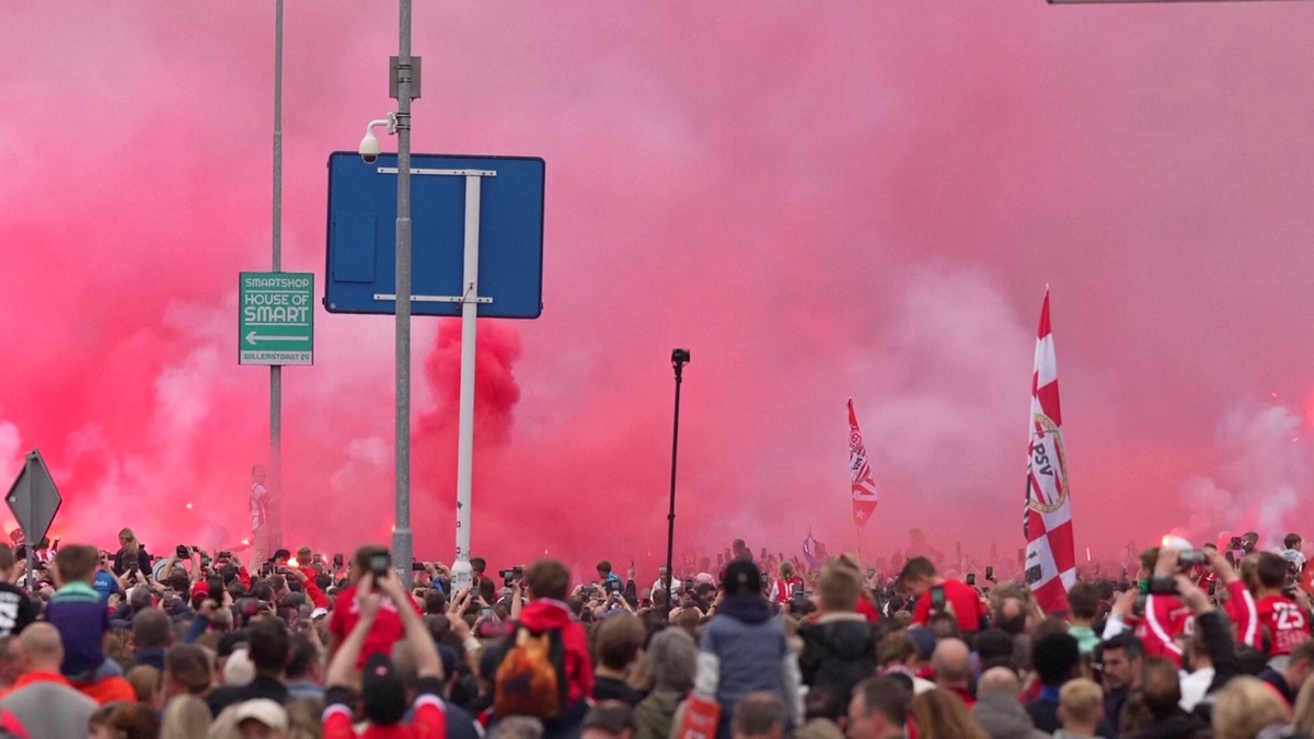 I-au plimbat cu TIR-ul! A fost frenezie în Eindhoven, după ce PSV a cucerit titlul