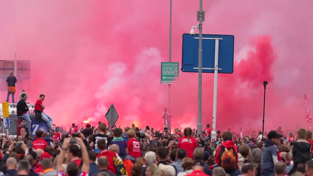 I-au plimbat cu TIR-ul! A fost frenezie în Eindhoven, după ce PSV a cucerit titlul