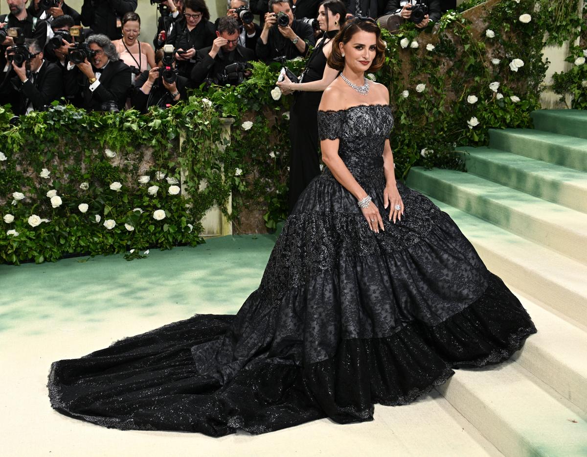 Rochia Serenei Williams a aruncat în aer Met Gala! Sharapova a scos telefonul: „Unde e?”