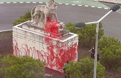 Ultrașii au vandalizat statuia rivalei chiar înainte de derby-ul care va decide titlul