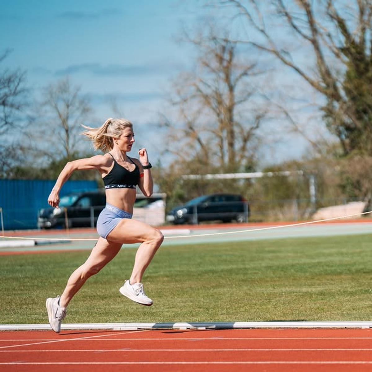 Atleta le răspunde celor care au hărțuit-o că a alergat în „bikini” la Maratonul Londrei: „Trebuia să port trening?”