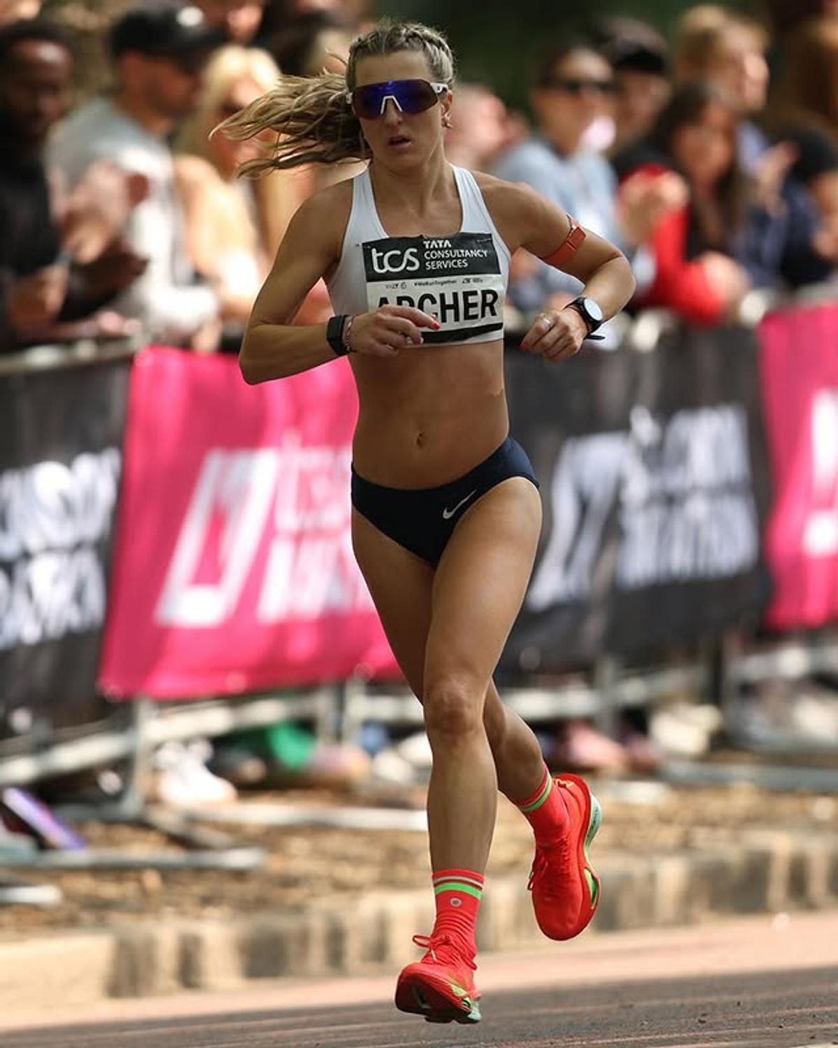 Atleta le răspunde celor care au hărțuit-o că a alergat în „bikini” la Maratonul Londrei: „Trebuia să port trening?”