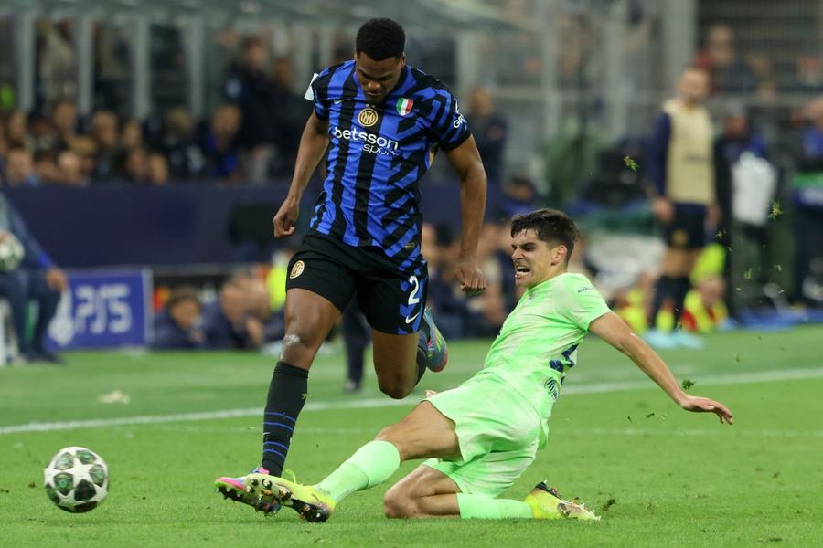 Denzel Dumfries (în duel cu Gerard Martin) a primit nota 7 în Gazzetta dello Sport. Cel mai bun de la Inter, căpitanul Lautaro Martinez (8,5) / Foto: Imago Olandezul zburător spre finala Ligii Campionilor » Nu a avut vreo contribuție la goluri până în semifinale, dar a schimbat tot cu Barcelona