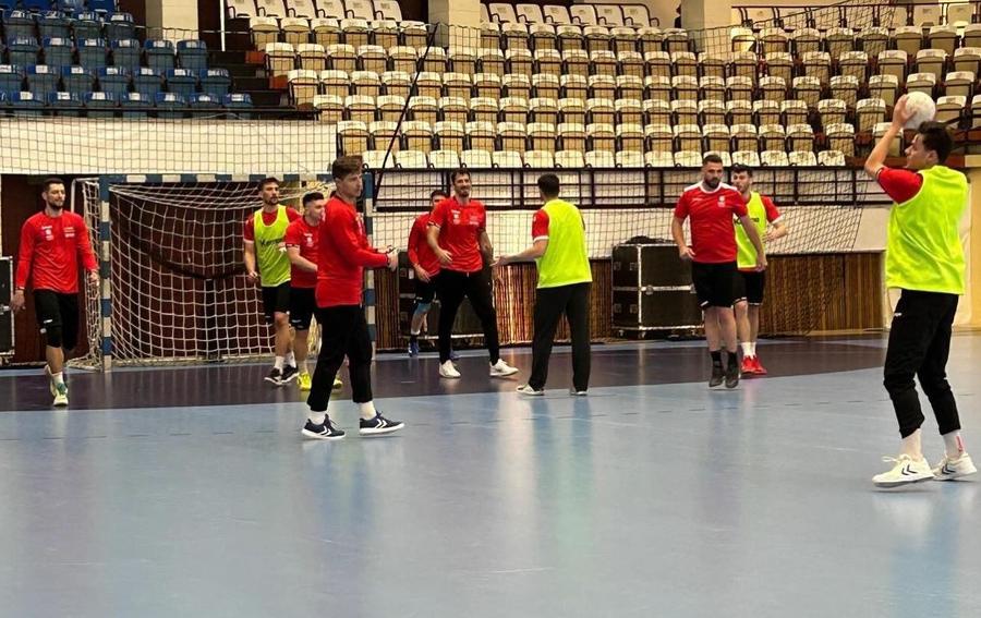 Naționala masculină de handbal la antrenament în sala din Constanța Foto: Facebook FR Handbal Naționala masculină de handbal, la o victorie de calificarea la EURO 2026: „Simt că vom face un meci mare”