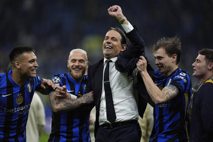 Simone Inaghi, celebrând calificarea în finala Champions League împreună cu jucătorii lui Inter / Foto: Imago Lo Speciale SimOne cântând în ploaie!