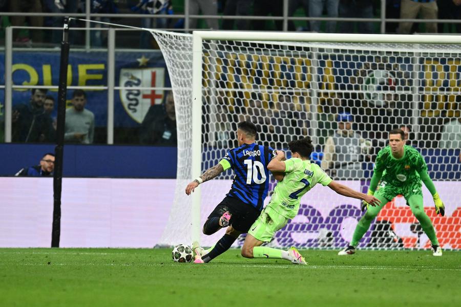 Duelul de penalty Cubarsi - Lautaro, faza care a aprins semifinala Inter - Barcelona în Champions League. Foto: Imago Marica a asistat de pe stadion la thrillerul Inter - Barcelona: „Fantastic! A demonstrat că e vioara întâi!” » Singurul jucător român capabil să evolueze la acest nivel