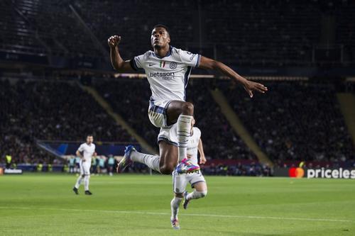 Denzel Dumfries, celebrând aici golul din semifoarfecă din turul semifinalei Barcelona - Inter 3-3 / Foto: Imago