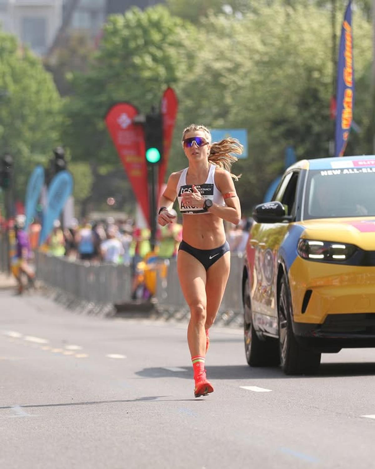 Atleta le răspunde celor care au hărțuit-o că a alergat în „bikini” la Maratonul Londrei: „Trebuia să port trening?”