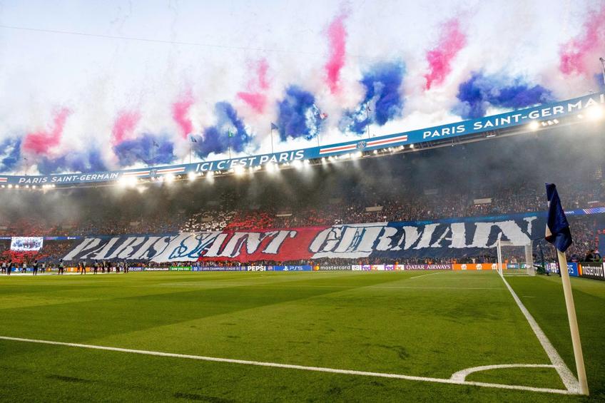 Suporterii lui PSG au făcut spectacol la startul returului cu Arsenal. Foto: Imago Images