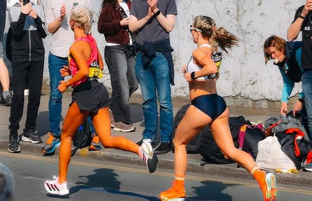 Atleta le răspunde celor care au hărțuit-o că a alergat în „bikini” la Maratonul Londrei: „Trebuia să port trening?”