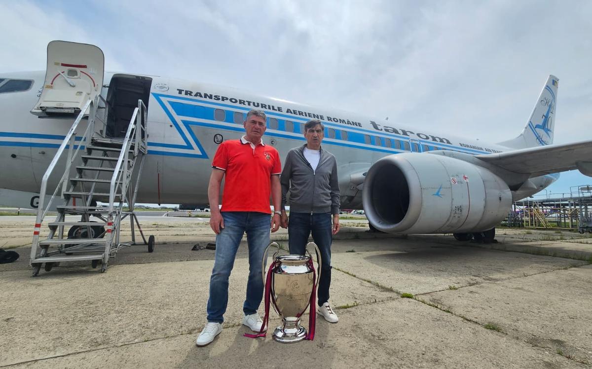Victor Pițurcă și Ștefan Iovan, reîntâlnire emoționantă după 40 de ani cu echipajul Tarom care i-a adus de la Sevilla