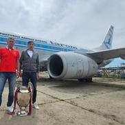 Victor Pițurcă ți Ștefan Iovan, reîntâlnire emoționantă după 40 de ani cu echipajul Tarom care i-a adus de la Sevilla / Facebook Steaua București