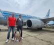 Victor Pițurcă ți Ștefan Iovan, reîntâlnire emoționantă după 40 de ani cu echipajul Tarom care i-a adus de la Sevilla / Facebook Steaua București