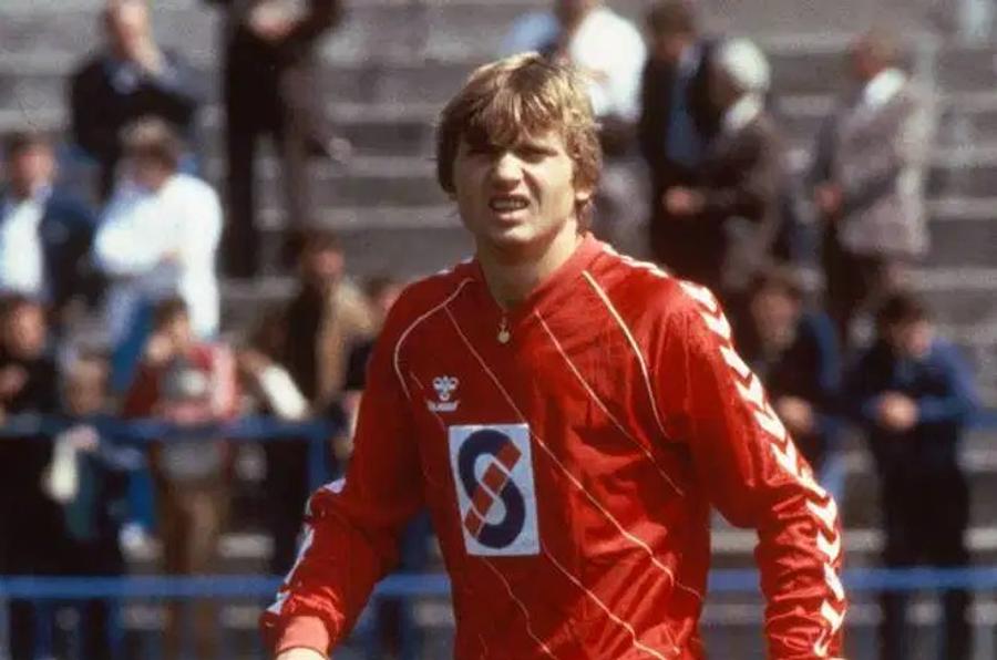 Lajos Detari era vedeta lui Honved Budapesta la „dubla” cu Steaua din CCE 1985-1986 Gabi Balint a deschis ușa casei, la Sângeorz-Băi » Spumos la 40 de ani de la Sevilla: „În timp ce mergeam să bat penalty-ul, îl înjuram în gând pe Lăcătuș”