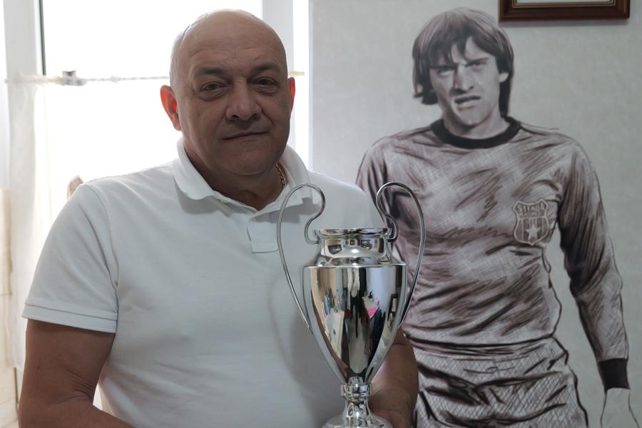 Gabi Balint versiune 2026 și 1986, acasă, la Sângeorz Băi. Foto: Andrei Furnigă / GSP Gabi Balint, confesiuni unice despre penalty-urile de la Sevilla: „Îți dai seama ce era în capul meu?” + Episod incredibil cu Ienei la finală: „S-au terminat”
