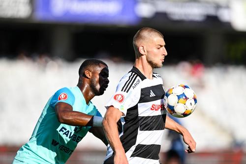 Florent Poulolo (stânga), în duel cu Jovo Lukic // FOTO Imago Images