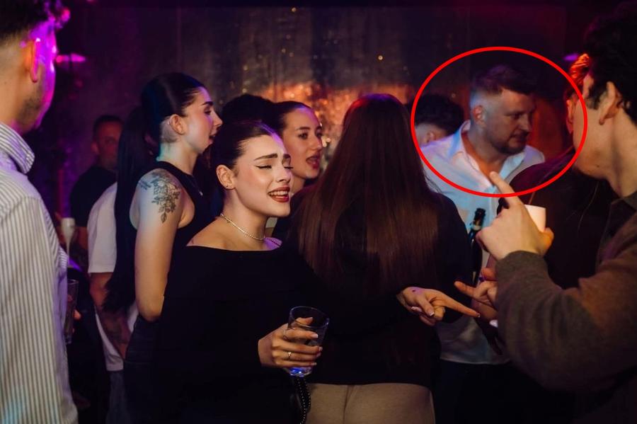 Viorel Mazilu, directorul tehnic al Federației Române de Handbal, surprins în club alături de jucătoarele naționalei U20 / foto: Facebook Breeze By The Lake Prima reacție a FRH în scandalul naționalei feminine U20! Bogdan Voina: „Inadmisibil! Nu voi tolera niciun derapaj”