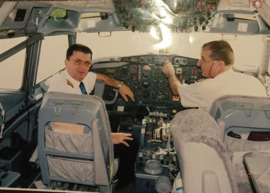 Ștefan Constantinescu la manșa unui avion: el e omul care i-a purtat pe steliști spre Sevilla pentru finala Cupei Campionilor Europeni 1986. Foto: arhiva personală Ștefan Constantinescu Mărturia de suflet a pilotului care a dus Steaua la Sevilla: „A trebuit să-l chem pe Duckadam în cabină” + Emoții la aterizarea de la București