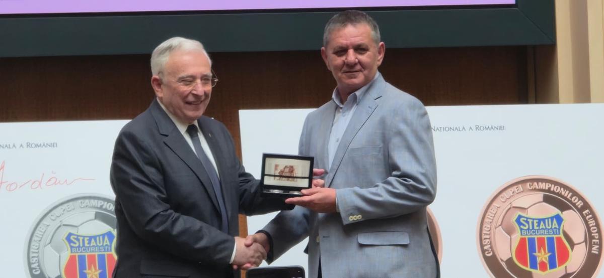 „«Steau» București, apoi Steaua «Budapest». După finală, întreaga lume a reținut numele campioanei” » Eroilor de la Sevilla le-au fost înmânate monede aniversare