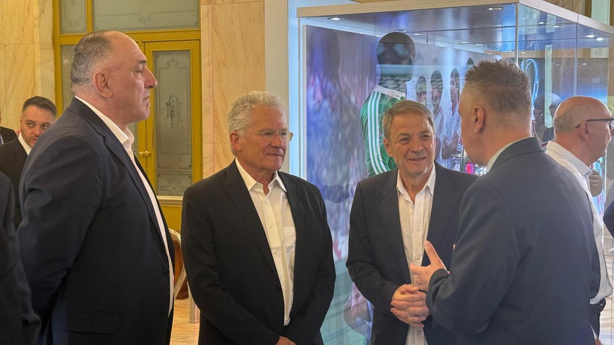 „«Steau» București, apoi Steaua «Budapest». După finală, întreaga lume a reținut numele campioanei” » Eroilor de la Sevilla le-au fost înmânate monede aniversare