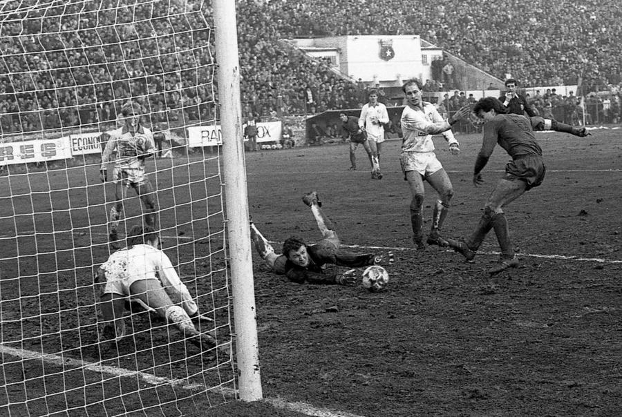 Turul Steaua - Kuusysi Lahti 0-0 s-a jucat pe un teren groaznic în „Ghencea” Gabi Balint a deschis ușa casei, la Sângeorz-Băi » Spumos la 40 de ani de la Sevilla: „În timp ce mergeam să bat penalty-ul, îl înjuram în gând pe Lăcătuș”