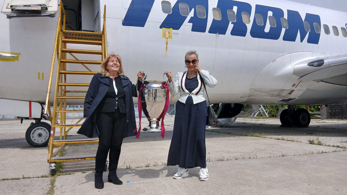 Victor Pițurcă și Ștefan Iovan, reîntâlnire emoționantă după 40 de ani cu echipajul Tarom care i-a adus de la Sevilla