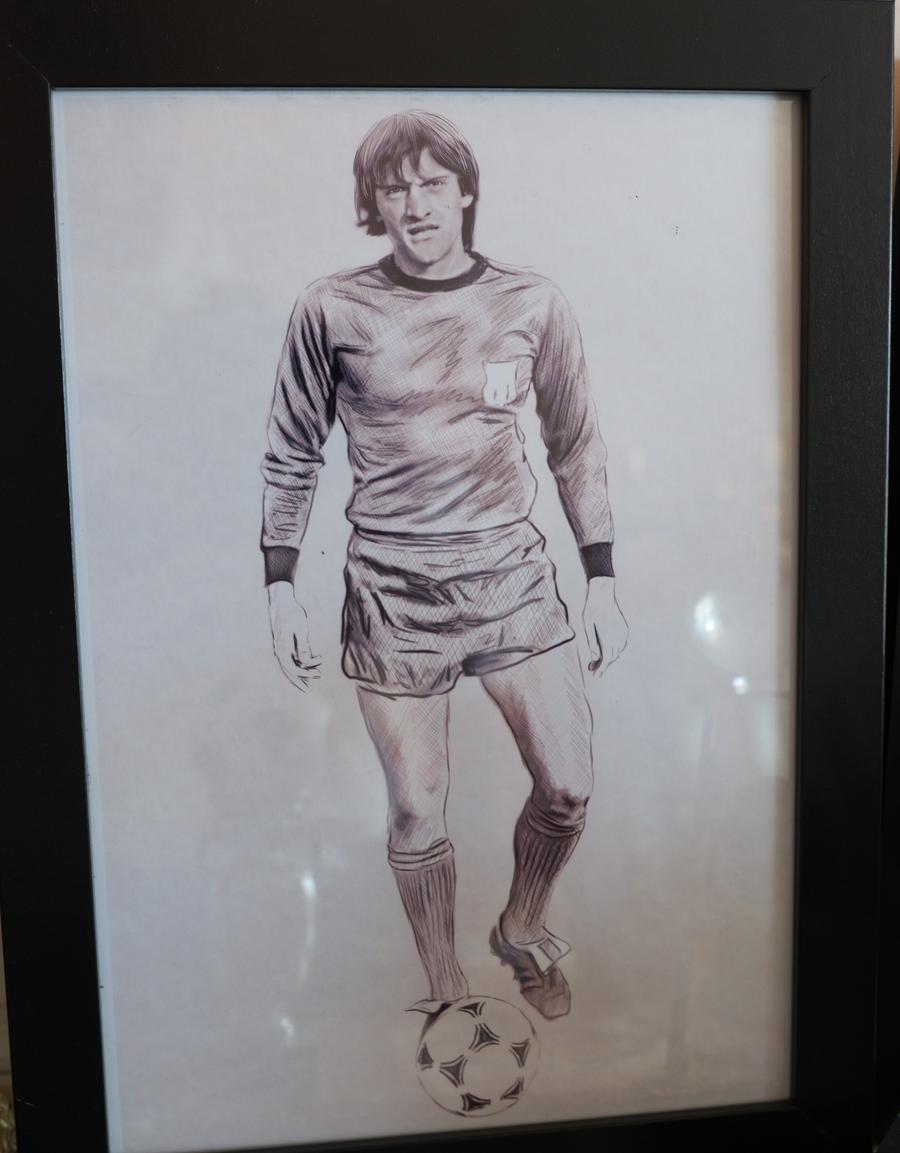 Gabi Balint în versiunea anilor '80 într-o fotografie care stă la loc de cinste în casa-muzeu a lui Balint de la Sângeorz Băi. Foto: Andrei Furnigă (GSP) Gabi Balint a deschis ușa casei, la Sângeorz-Băi » Spumos la 40 de ani de la Sevilla: „În timp ce mergeam să bat penalty-ul, îl înjuram în gând pe Lăcătuș”
