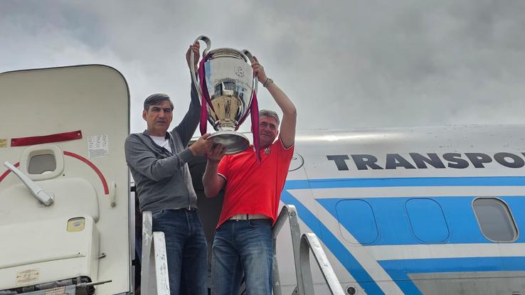 Victor Pițurcă ți Ștefan Iovan, reîntâlnire emoționantă după 40 de ani cu echipajul Tarom care i-a adus de la Sevilla / Facebook Steaua București