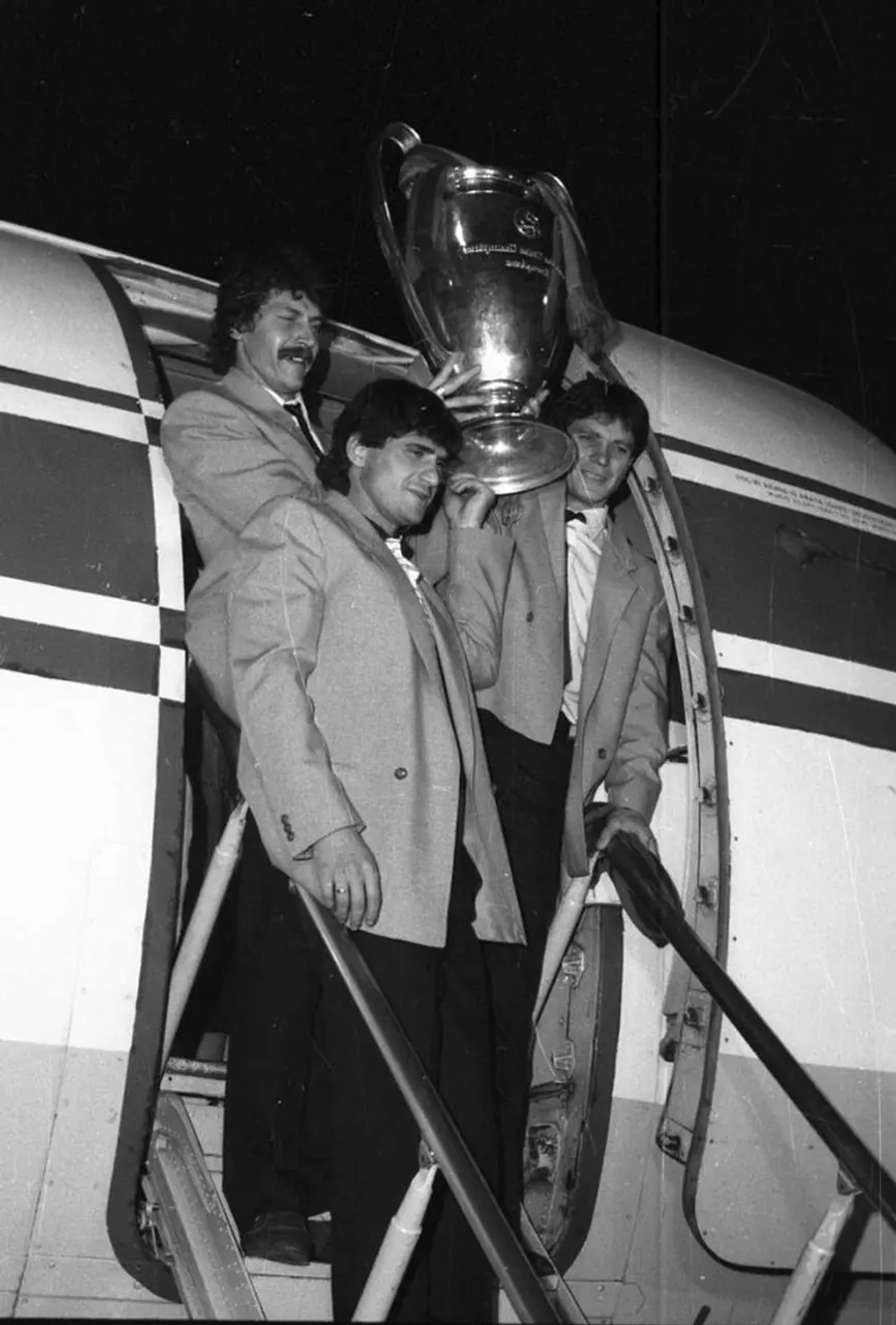 Iovan, Duckadam și Tudorel Stoica prezintă Cupa Campionilor pe scara avionului, după sosirea pe aeroportul „Otopeni” Mărturia de suflet a pilotului care a dus Steaua la Sevilla: „A trebuit să-l chem pe Duckadam în cabină” + Emoții la aterizarea de la București