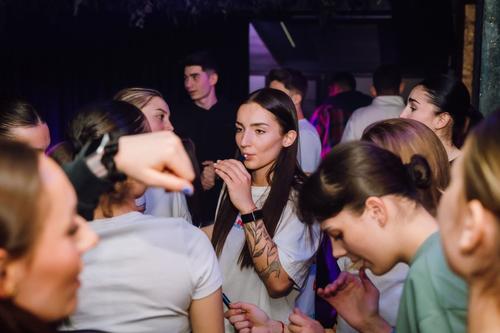 Teodora Damian, cu țigara electronică în mână, în centrul imaginii/Foto: Facebook (Breeze By The Lake)
