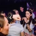 Teodora Damian, cu țigara electronică în mână, în centrul imaginii/Foto: Facebook (Breeze By The Lake)