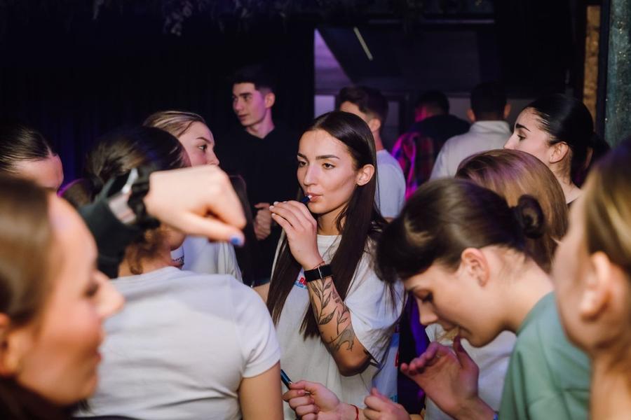 Teodora Damian, căpitanul echipei naționale de tineret a României, în centrul imaginii / Foto: Facebook (Breeze By The Lake) Opinie Costi Prună: „Fumigena de la lotul de tineret”