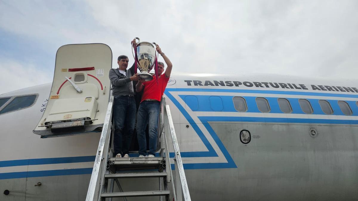 Victor Pițurcă și Ștefan Iovan, reîntâlnire emoționantă după 40 de ani cu echipajul Tarom care i-a adus de la Sevilla