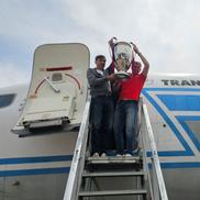 Victor Pițurcă ți Ștefan Iovan, reîntâlnire emoționantă după 40 de ani cu echipajul Tarom care i-a adus de la Sevilla / Facebook Steaua București