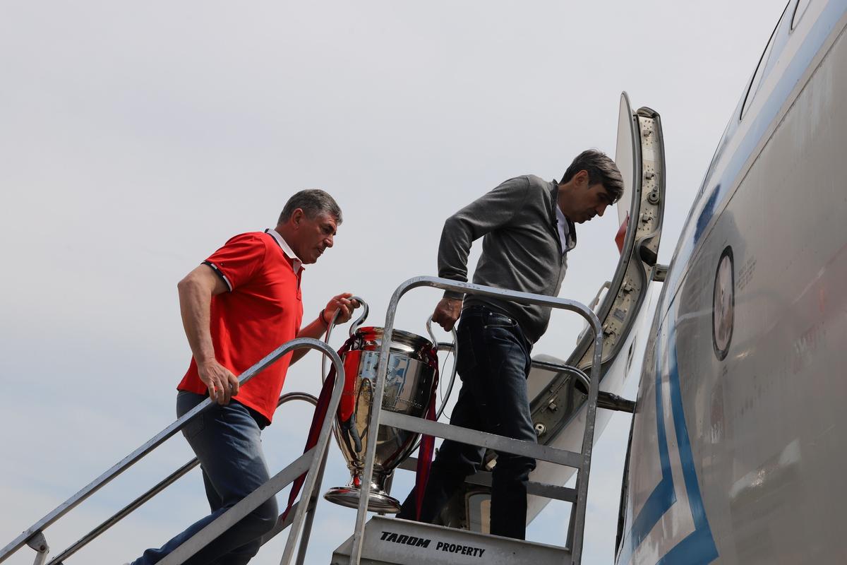 Victor Pițurcă și Ștefan Iovan, reîntâlnire emoționantă după 40 de ani cu echipajul Tarom care i-a adus de la Sevilla