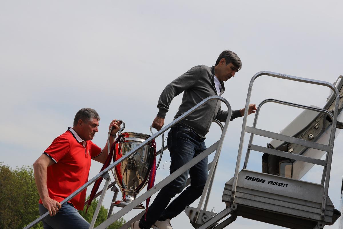 Victor Pițurcă și Ștefan Iovan, reîntâlnire emoționantă după 40 de ani cu echipajul Tarom care i-a adus de la Sevilla