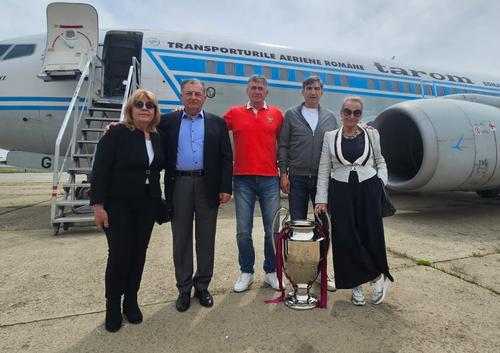 Ștefan Constantinescu (al doilea din stânga) alături de Iovan și Pițurcă, doi dintre eroii Stelei de la Sevilla. Foto: facebook/CSASteaua