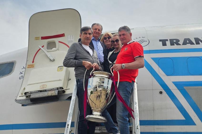Victor Pițurcă și Ștefan Iovan, reîntâlnire emoționantă după 40 de ani cu echipajul Tarom care i-a adus de la Sevilla / Facebook Steaua București