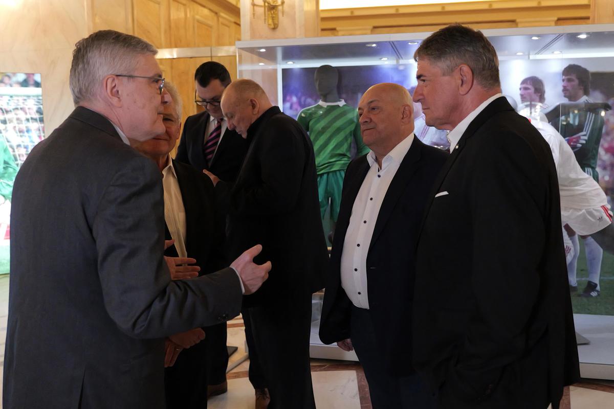 „«Steau» București, apoi Steaua «Budapest». După finală, întreaga lume a reținut numele campioanei” » Eroilor de la Sevilla le-au fost înmânate monede aniversare