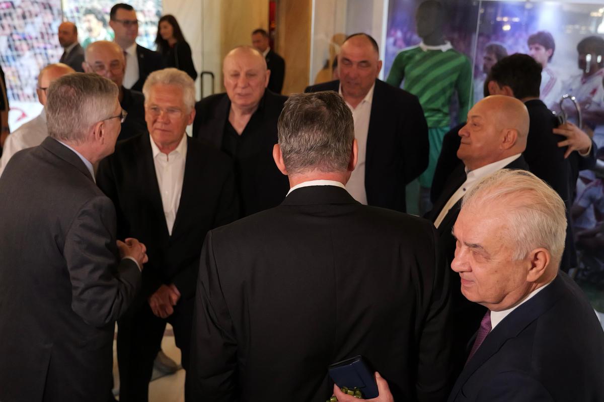 „«Steau» București, apoi Steaua «Budapest». După finală, întreaga lume a reținut numele campioanei” » Eroilor de la Sevilla le-au fost înmânate monede aniversare