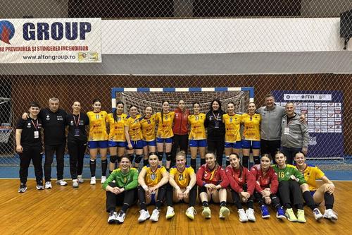 Naționala feminină U20 a României; Alin Oprescu, selecționerul tricolorelor, este al doilea din stânga/Foto: Facebook (FRH - Federația Română de Handbal)