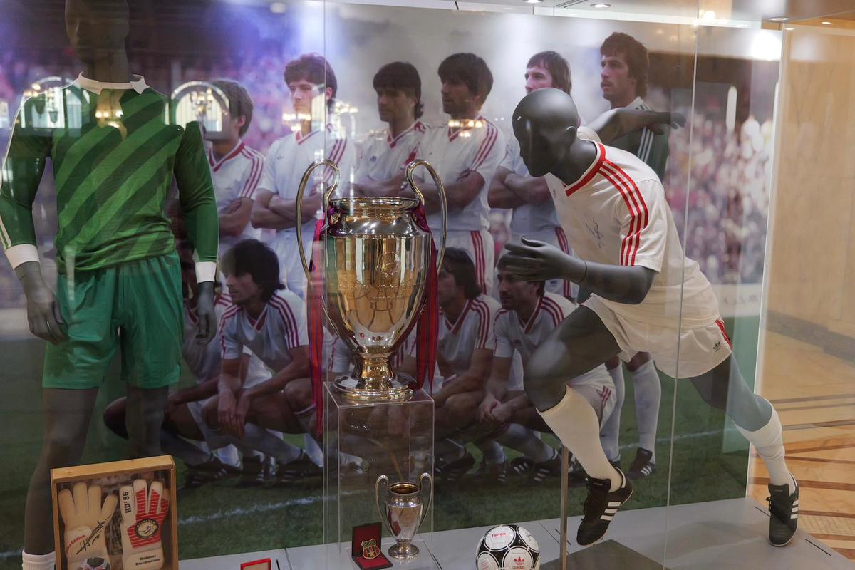 „«Steau» București, apoi Steaua «Budapest». După finală, întreaga lume a reținut numele campioanei” » Eroilor de la Sevilla le-au fost înmânate monede aniversare