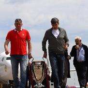 Victor Pițurcă ți Ștefan Iovan, reîntâlnire emoționantă după 40 de ani cu echipajul Tarom care i-a adus de la Sevilla / Facebook Steaua București