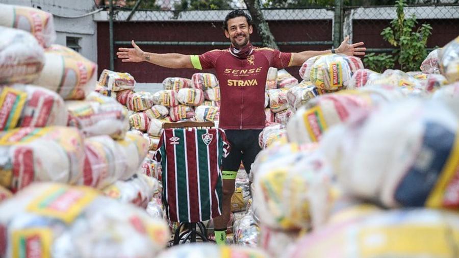 Fred, alături de pachetele de alimente pentru nevoiași // foto: Instagram @ fredguedes9 Misiune îndeplinită: Fred a încheiat cursa de 600 km pe bicicletă în scopuri caritabile!