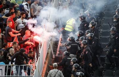 „Am decis să-i rupem picioarele cu bâtele” » Documentarul anului în Serbia! Un huligan-șef la Steaua Roșie, mărturisiri horror: „Dacă pleacă vreunul, îl judec eu!”